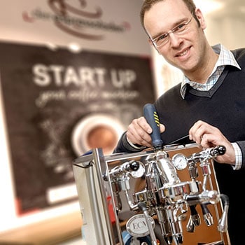 Bernd Becker über einer ECM gebeugt